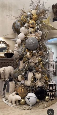 2024 Christmas Trends, Christmas Tree Decorating Ideas, Christmas Tree Inspo, Tree Decorating Ideas, Christmas Tree Decorating, Glam Christmas