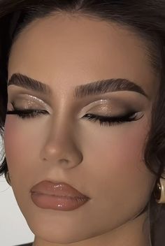 Make Up Looks Smokey Eyes, Cute Makeup For Wedding, Dark Gold Eyeshadow, Smokey Eye Gold Makeup, Makeup Looks Glitter Eyeshadow, Mascarade Makeup Ideas, Diamond Eyeshadow Looks, Glitz And Glam Makeup Look, Copper Glam Makeup