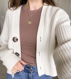 Women’s Blouse Outfit, Fall Cardigan Outfits Aesthetic, Simple Cardigan Outfit, Feminine Simple Outfits, Necklace With Sweater, 2023 Spring Trends, Lookbook Outfits Casual, Beach Outfits Casual, Cute Cardigan Outfits