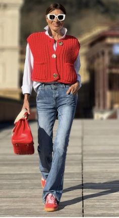 Style Désinvolte Chic, Jacket Outfit Women, Blue Jean Outfits, Cold Weather Outfit, Sitges, Jean Flare, Elegante Casual, Over 50 Womens Fashion, Casual Chic Outfit