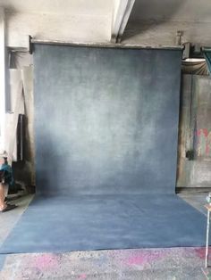 an empty room with a blue backdrop in the middle