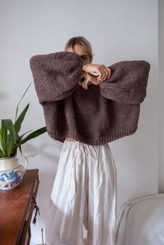 Hand Knit Chunky Sweater with Boat Neckline and Balloon Sleeves. Hand Knitted Pullover. Oversized Cropped Sweater Slouchy Chunky Knit Cropped Sweater, Nyc Winter Outfits, Nyc Winter, Wool Pullover, Shooting Photo, Mode Ootd, Outfits Winter, Mode Inspo, Outfit Inspo Fall