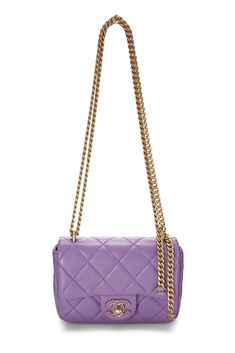 Marca: CHANEL
 Color morado
 Características:


 Estado usado: Excelente; Rasguños menores en todo el cuero exterior.

 Longitud: 8" (20 cm), Altura: 6" (15 cm), Profundidad: 2" (5 cm), Caída de la correa: 12" (30 cm)

 Hecho en Italia

 Correa de hombro de eslabones de cadena

 Cierre de giro CC



 EAN: 0197291355688
 Dimensiones del paquete: 8,0 x 6,0 x 2,0 pulgadas Chanel Purple Bag, Navy Quilt, Purple Bag, Clive Christian, Chanel 2, Laura Geller, Cow Boy, Black Quilt, Gold Leather