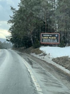 there is a sign on the side of the road that says lake placid