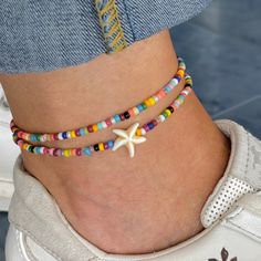 Beautiful anklet with colorful rocaille beads, available with or without a starfish. There is no stringing pattern, so each piece is unique. ⭐️ 21.5 cm length + 3 cm adjustment chain (stainless steel) ⭐️ Stainless steel snap fastener ⭐️ Lovingly handcrafted Please feel free to contact us at any time if you have a question. Discover more: https://www.etsy.com/shop/madebyevia Let's be friends on Instagram: @madebyevia Thank you for your visit! Peace Sign Jewelry, Starfish Anklets, Crystal Bead Jewelry, Beautiful Anklet, Handmade Keychains, Fancy Jewellery, Cute Diys, Seed Bead Bracelets, Anklet Jewelry