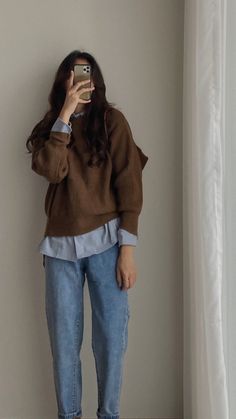 Outdoorsy Professional Style, Stem Women Outfits, Scandinavian Spring Outfit, Staylesh Women, Vintage Academia Outfit, Staylesh Girl, Button Up With Sweater, Normcore Style Outfits, Autumn College Outfits