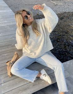 Flattering Casual Outfits, Womens Sweater Outfits, Casual Day Outfits Spring, Romantic Classic Style Outfit, Warm Day Fall Outfits, Transitional Outfits Winter To Spring, All White Party Outfits, Scandinavian Outfit, Australian Winter Fashion