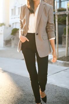 Walking Down The Street, Blazer Outfits For Women, Woman Walking, Business Outfits Women, Business Casual Outfits For Women, Business Casual Outfits For Work, Blazer Outfit