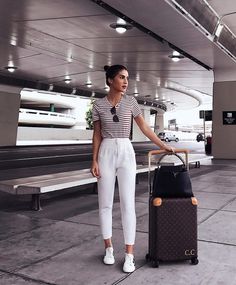 6 Outfits to Wear to the Airport - Crossroads Comfy Airport Outfit, Cute Travel Outfits, Fly Travel, Comfy Travel Outfit