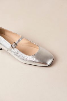 Silver leather ballet pumps Do you even plié? The Por Do Sol is a preppy ballet pump featuring a classic silhouette. It’s crafted from silver leather and finished with a slight squared toe and adjustable straps. There’s also a low heel offering extra comfort in case you love a little lift. Preppy Ballet, Simple Maxi, Sustainable Shoes, Festival Shoes, Vegan Boots, Sustainable Leather, Ballet Pumps, Leather Ballet Flats, Rings Simple