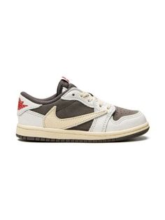 Jordan Ones Low, Tenis Travis Scott, Travis Shoes, Streetwear Fashion Shoes, Travis Scott Jordans, Jordan 1 Aesthetic, Shoes For Any Outfit, Shoes Ideas For Women, Travis Scott Dunks