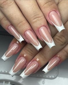 Unha em g delicada e simples com francesinha branca. Pearl Nails, Nails Short, Valentines Nails, Nail Decorations, Stiletto Nails, Nude Nails, False Nails