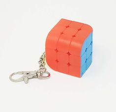 Llavero de cubo de Rubik de la marca Moyu, tiene un giro muy bueno a pesar del tamaño pequeño del mismo Un regalo original y divertido ya que es un cubo de 3x3 en un tamaño muy cómodo para llevarlo siempre con nosotros Rubicks Cube, Rubix Cube, Cali, Personalized Items