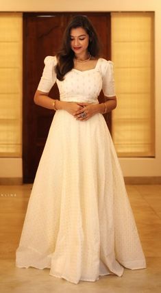 Skirt Design Traditional, Skirt And Top Ideas Indian, White Lehanga Outfits, Kerala Kurti Designs, New Lehenga Designs Simple, New Model Frocks For Women, White Lehenga Simple, Frocks For Women Party Wedding, Simple Function Dress