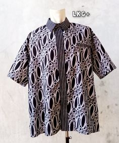 🌺Indonesian batik shirt with Unique Pattern  perfect for attending formal event or family event, christmas party,daily wear. perfect for gift,anniversary gift,wedding gift,birthday gift,etc. 🌹The picture above is an example of my work. for the manufacture of clothes, it takes me about 2-3 weeks, depending on incoming orders (local and international), I try to complete orders faster. 🌸I made it in American size ( from S to 4XL) ♥♥ I offer you 5 different batik pattern Handstamp batik Material :Cotton batik Lining: yes 1 pocket at the left side  Measurement: S: Shirt Length: 28.5 inch Chest circumtance: 43 inch Sleeve: 9 inch M: Shirt Length: 29.25 inch Chest circumtance : 45 inch Sleeve: 9.5 inch L: Shirt Length: 30 inch Chest circumtance: 48 inch Sleeve: 10 inch XL: Shirt Length: 30.75 Traditional Black Printed Shirt, Casual Cotton Shirt With Traditional Patterns, Festive Black Cotton Shirt, Traditional Black Shirt With Batik Print, Festive Cotton Short Sleeve Shirt, Festive Short Sleeve Cotton Shirt, Short Sleeve Patterned Shirt With Batik Print, Casual Black Shirt With Batik Print, Pattern Batik