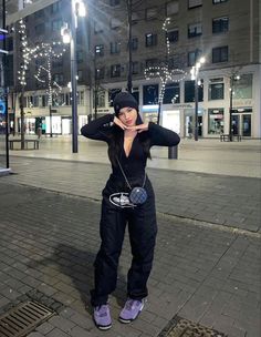 Nyc Baddie Outfits, Ig Baddie Poses, Arch Pics Snap, Baddie Outfits Winter, All Black Fits, Baddie Poses, Nyc Streetwear, Ig Baddie, Black Tracksuit