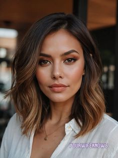 27 Stunning Hair Color Ideas to Electrify Your Summer 2024 Look Red Brown Balayage Short Hair, Short Brunette Hair Round Face, Shoulder Length Hair Heart Shaped Face, Short Hair Oval Face Shape, Hair Round Face Medium, Ideas Pelo, Makeup Crazy, Easy Hair Color, Short Brunette Hair