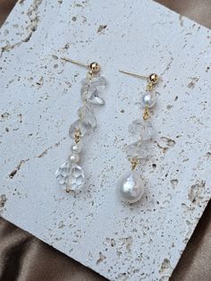 Baroque Earrings Pearl, Pearl And Crystal Earrings, White Crystal Earrings, White Crystal Jewelry, Pearl Earrings Designs, Coin Pearl Earrings, Crystal Cluster Earrings, Hardware Jewelry, Edison Pearls