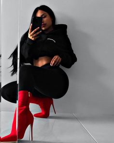 Black Outfit With Red Accessories, Outfit With Red Heels, Fall Dressy Outfits Women, Stile Kylie Jenner, Boujee Outfits, Pastel Outfit, Red Boots, Outfit Trends