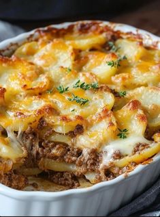 This looks like a delicious casserole dish, possibly made with layers of sliced potatoes, ground beef, cheese, and a creamy sauce. It’s a hearty and comforting meal, great for any occasion. Would you like the recipe for a similar cheesy beef and potato casserole? Let me know if you need more details on how to recreate it! Scalloped Potatoes Ground Beef, Baked Potato Ground Beef Recipes, Baked Potatoes Ground Beef, Ground Beef Scalloped Potato Casserole, Scalloped Potatoes And Beef, Ground Beef And Potato Bake, Potato Lasagna Ground Beef, Scalloped Potatoes With Ground Beef, Boursin Cheese Recipes Ground Beef