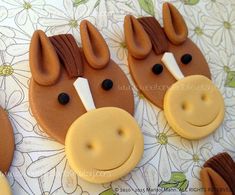 Prinzessin hatten wir schonwas will ein Mädchen mehrRichtigPferdeFür den Kindergeburtstag gab es heuer PferdemuffinsAlso einen Muffin mit Pferdekopf aus Fondant drauf … Fondant Horse, Cupcake Tier, Cupcake Tutorial, Horse Birthday Parties, Horse Cake, Fondant Animals, Animal Cupcakes, Edible Cupcake Toppers