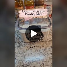 a video demonstrating how to make country gravy parfait mix in a plastic container