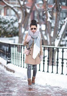 Snow Day Stylish Winter Coats, Winter Coat Outfits, Winter Boots Outfits, Chique Outfit, Best Winter Coats, Burberry Coat, Peacoats, Snow Outfit