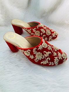 Bridal Footwear Indian, Red Bridal Shoes, Small Wedding Decor, Indian Wedding Shoes, Indian Shoes, Asian Bridal Dresses, Shoes Hack, Cute Couples Cuddling, Bird Quilt