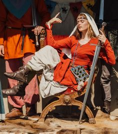 Medieval Reference, Medieval Servant Aesthetic, Medieval Poses, Medieval Fashion Aesthetic, Traveler Aesthetic Medieval Outfit, Medieval Core Aesthetic, Bardcore Medieval, Medieval Queen, 1200s Fashion