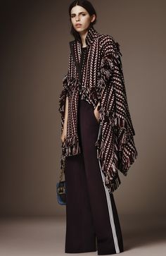 Burberry Pre-Fall 2016 Fashion Show Pre Fall 2016, Living In London, Fall Fashion 2016, Burberry Prorsum, 2016 Fashion, Elie Saab, Pre Fall, Look Chic, Ponchos