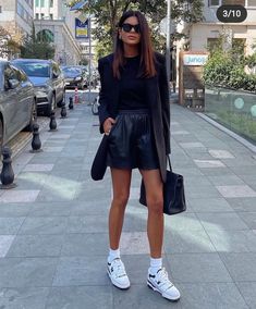 Black Leather Shorts, Mommy Outfits, Effortlessly Chic Outfits, Evening Outfits, Outfit Inspo Fall, Leather Shorts, Looks Style, Outfits Casuales