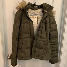 Hollister Fur Lined Puffer Coat With Fur Hood Size Medium Perfect Condition / No Flaws Gently Worn Once Or Twice - Had For Years But Never Wore, Very Well Kept!!! Offers Welcome Bundle For A Discount Cute Winter Jackets, Winter Nylon Puffer Jacket With Faux Fur Trim, Puffer Coat With Fur, Hollister Fur Jacket, Hollister Parka, Vintage Winter Coat, Hollister Camo Hoodie, Puffer Jacket Fur Hood, Hollister Jackets