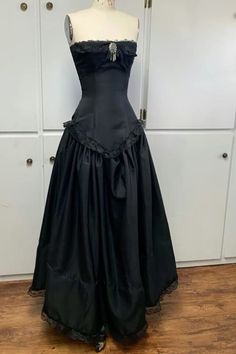 Black Vintage Dress, Prom Dress Inspo, Image Swag, Chique Outfits, Prom Dress Inspiration, Goth Dress, Pretty Prom Dresses, Prom Outfits, Grad Dresses