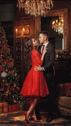 Looking for the best Christmas photography ideas for couplesCheck this post for the cutest Christmas couple's photoshoot ideasposesoutfitsand Christmas card photo ideas to copy directly. Fancy Christmas Family Photos, Couples Christmas Photoshoot Outfits, Photoshop Poses, Christmas Photography Ideas, Photography Ideas For Couples, Shooting Photo Couple, Christmas Card Photo Ideas, Christmas Engagement Photos, Christmas Photos Outfits