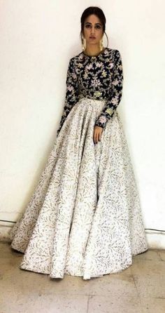 Winter Dress Fashion, Wedding Guest Winter, Long Skirt And Top, Long Gown Design, Lehenga Designs Simple, Fancy Dresses Long, Party Kleidung