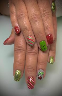 Easy Grinch Nail Designs, Grinch Nail Designs Short, Grinch Nails For Kids, Simple Grinch Nails Easy, Grinch Manicure, Grinch Gel Nails, Grinch Acrylic Nails, Easy Grinch Nails, Short Grinch Nails