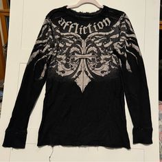 Affliction Y2k Men’s Textured Thermal Long Sleeve Small/Medium Rare Print Mint Condition Emo Streetwear Men, Emo Clothes Men, Y2k Shirts Men, Black Y2k Shirt, Affliction Tshirt, Metal Outfits, Metal Outfit, Affliction Clothing, Affliction Shirts