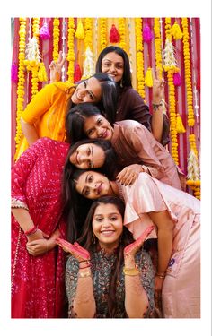 Mehandi Poses With Friends, Mehendi Pictures, Shadi Ideas, Mangala Snanam, Ceremony Outfit, Bridesmaid Poses