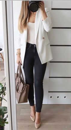 Wide Leg Jeans Outfit, Trends 2025, Business Professional Outfits, Winter Attire, Stylish Work Attire, Foster Care, Going Out Outfits, Blazer Outfits, Professional Outfits