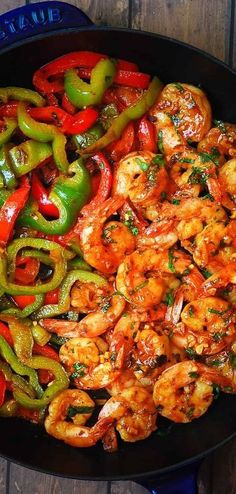 Sweet Chili Shrimp with bell peppers in a cast-iron skillet Soy Sauce Shrimp, Sweet Chili Shrimp, Chili Shrimp, Honey Ginger, Quick Dishes, Shrimp Dishes, Seafood Dinner