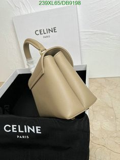 Size: 20.5cm*13cm*8cm It comes with Dust box, Care manual, Tag, and Paper bag. Size 20, Clutch Bag, Paper Bag, Things To Come, Tote Bag, Shoulder Bag