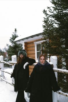 русская эстетика russian aesthetic Russian Aesthetic Winter, Slavic Winter, Winter Cabin Photoshoot, Soviet Winter, Slavic Girl Winter Aesthetic, Beauty