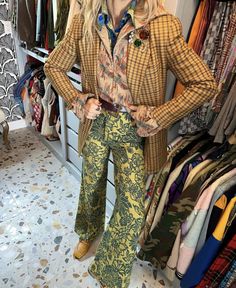 Masculine Fits, Eclectic Clothing Style, Grandpa Fashion, 70s Inspired Outfits, Eclectic Outfits, Pattern Outfits, Quirky Fashion, Eclectic Fashion, Printed Pants