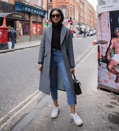 @cocobeautea via @street_style_paris Grey Coat Outfit, Vinter Mode Outfits, Pijamas Women, Fall Fashion Coats, Work Outfit Office, Tennis Skirt Outfit, Coat Outfit, Wedding Designer, Paris Outfits