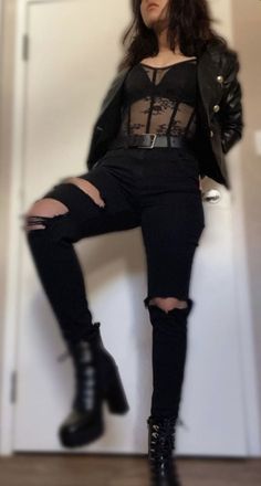 Gothic Edgy Outfits, Sleek Grunge Outfit, Glitter Grunge Outfit, Alternative Fashion Curvy, Goth Outfits Inspiration, Rock Goth Outfits, Alternative Goth Outfits, Black Grunge Aesthetic Outfit, Black Alt Outfits