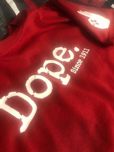 a red shirt with the word doce printed on it