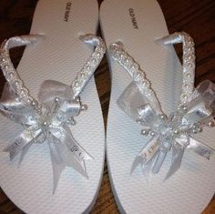 Diy Wedding Shoes Brides Flip Flops 60 Super Ideas #wedding #diy Diy Wedding Shoes, Bridesmaid Flip Flops, Flip Flop Images, Diy Christmas Angel Ornaments, Flip Flop Craft, Diy Pearl Necklace, Wedding Slippers