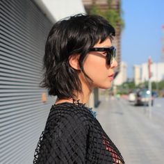 10 cortes de cabello para lucir más joven en verano si estás en tus 30 Mullets Hairstyle Women, Short Haircut Trends 2023, Short Shullet Hairstyles, Shullet Hairstyles Short, Short Shullet, Femme Mullet, Female Mullet Short, Shag Wolf Cut Short, Soft Mullet Short