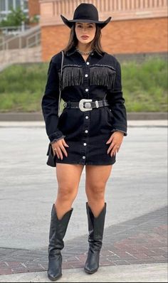 Rodeo Glamour: A Style Round-Up of Texas’ Chicest Rodeo Outfits for Every Season Jean Cowgirl Outfits, Rodeo Outfits For Women Winter, Rodeo Outfits Winter, Looks Cowgirl, Cow Girl Outfits, Rodeo Outfits For Women, Look All Jeans, Traje Cowgirl, Cowgirl Outfits For Women