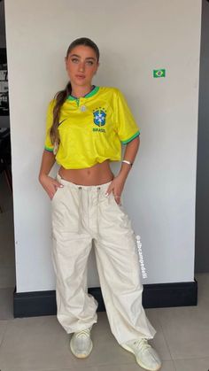 Blokecore Women, Brazil Girls, Brazilian Clothes, Vintage Tracksuit, Inspo Fits, Island Outfit, Bella Hadid Outfits, Football Fashion